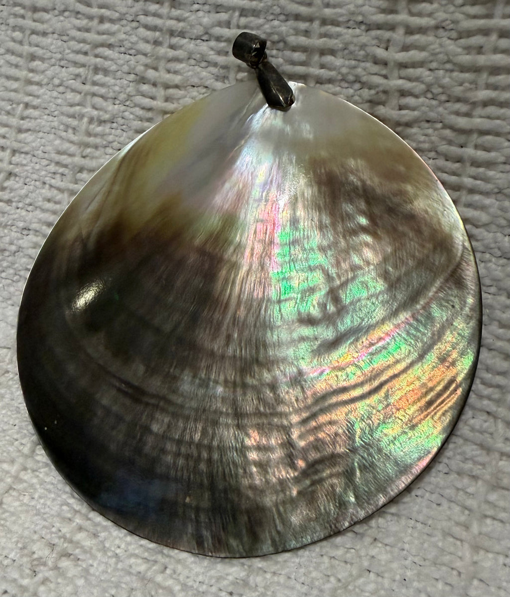 Pearl shell pendant