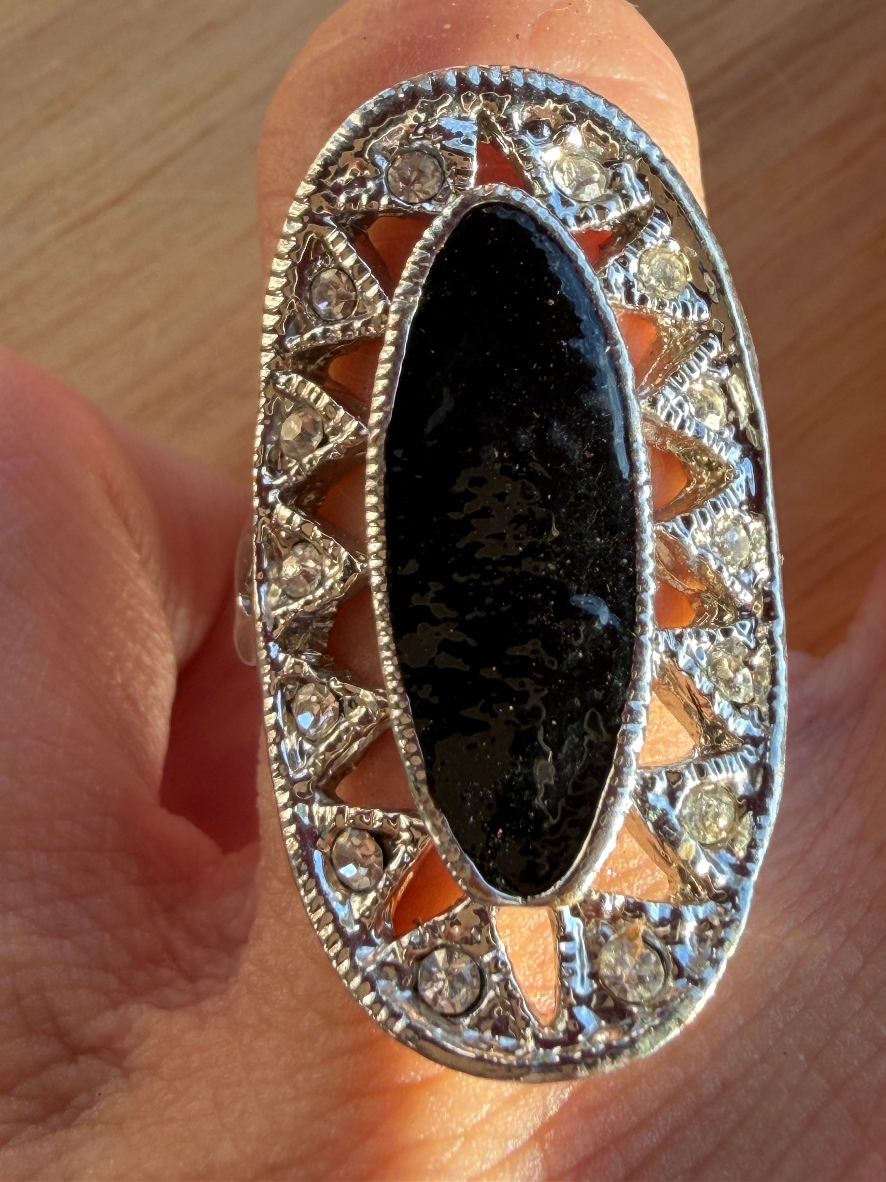 Vintage oval shaped ring