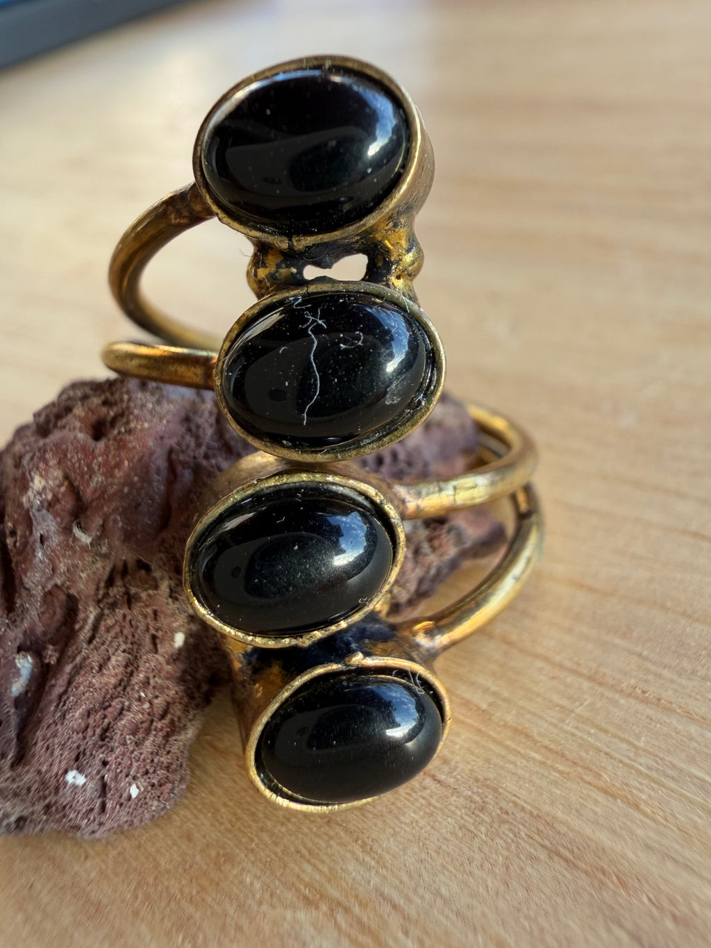 Ring with black atones