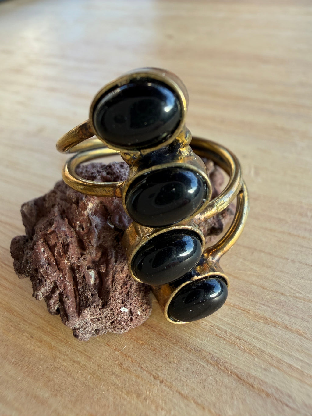 Ring with black atones