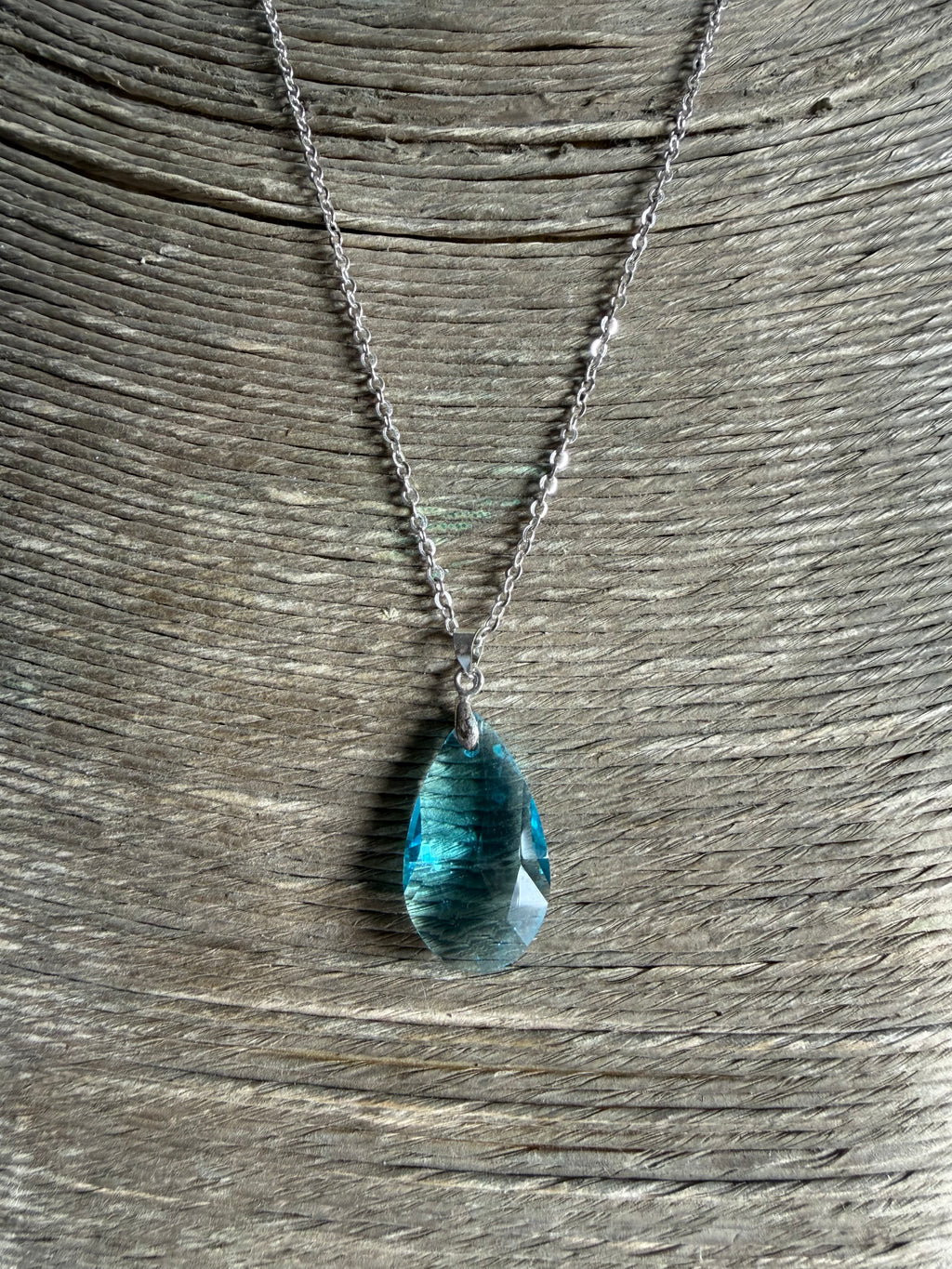 LBVYR  teardrop glass crystal necklace