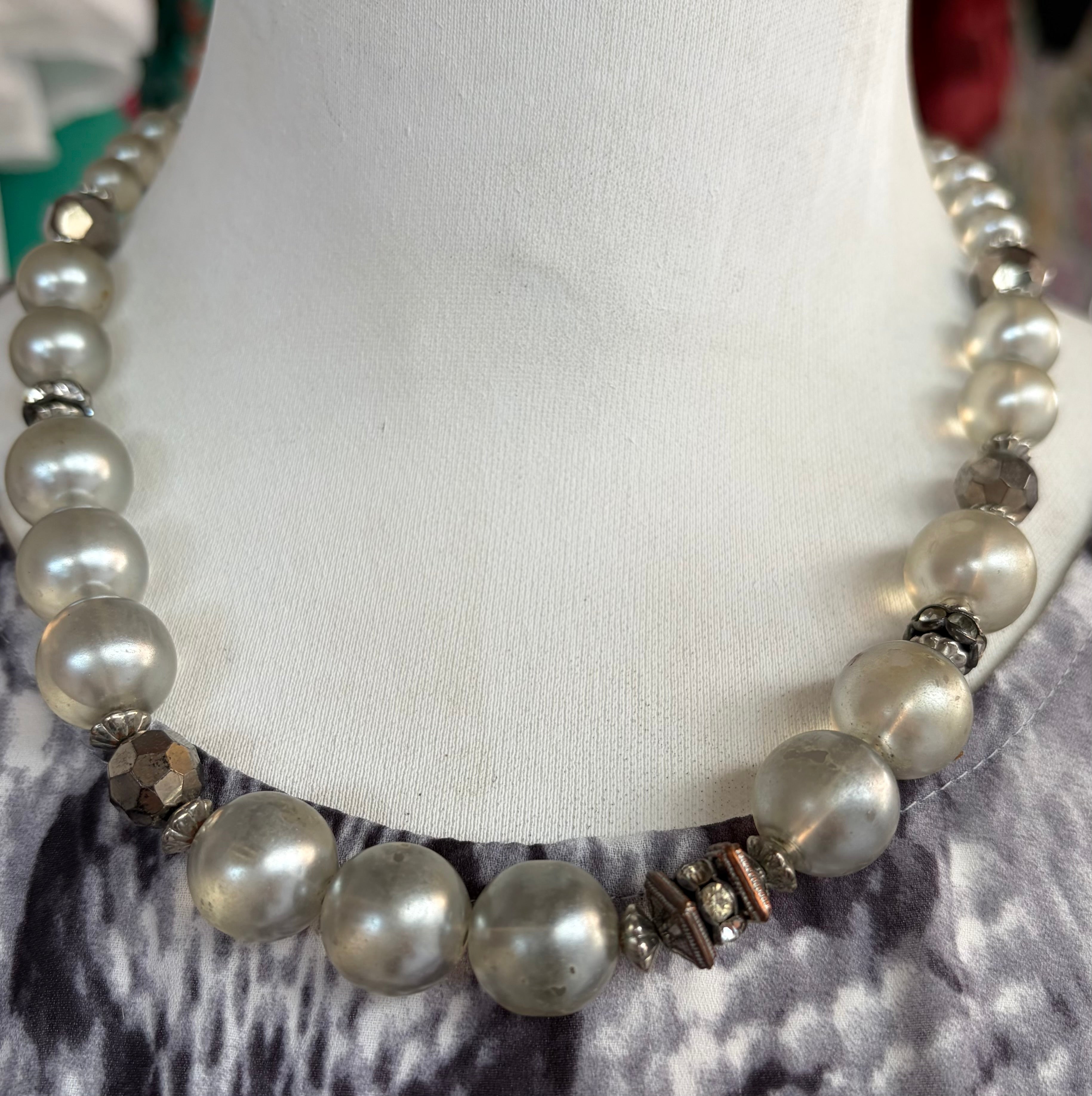 Vintage faux pearl choker necklace