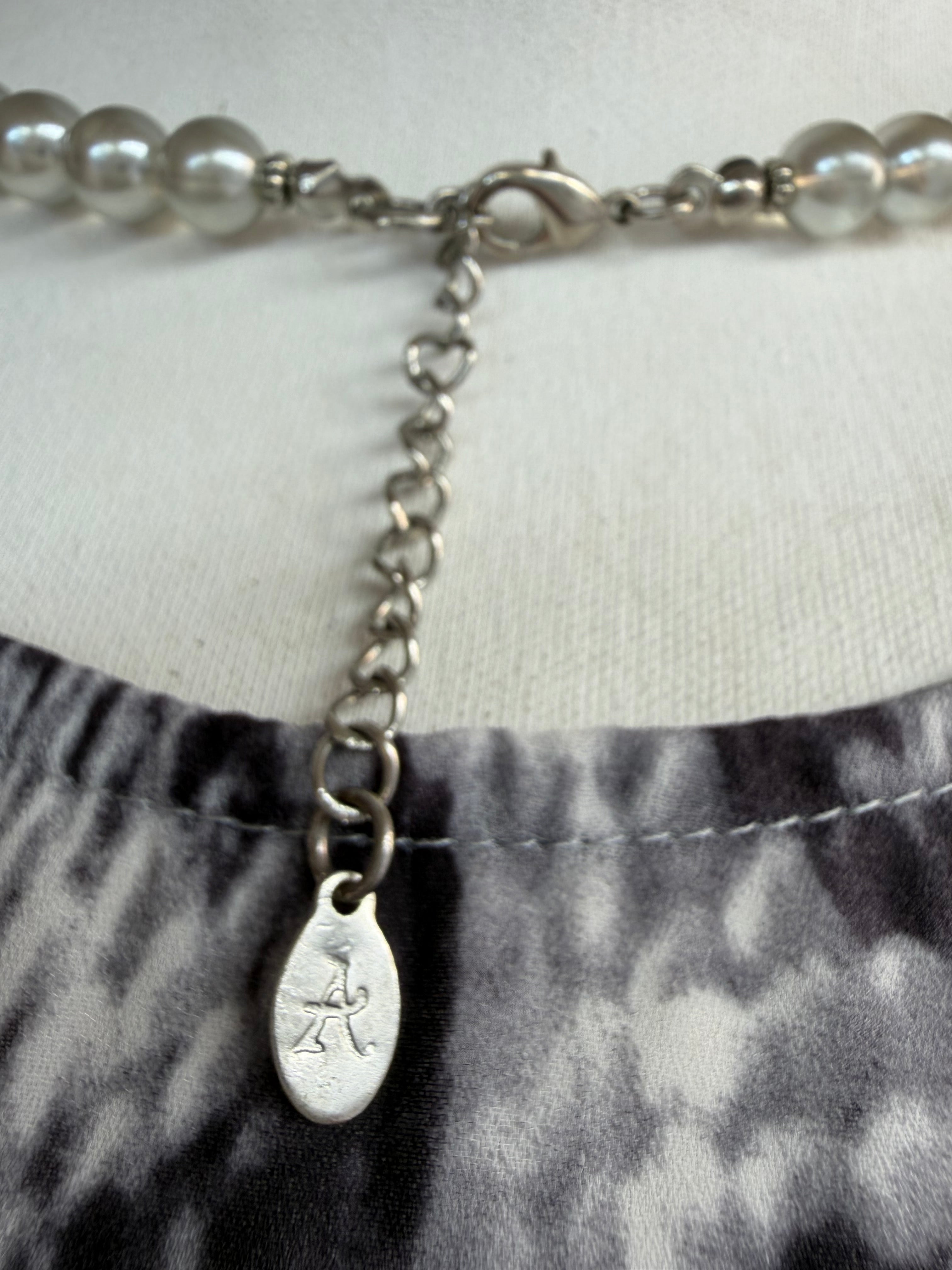 Vintage faux pearl choker necklace